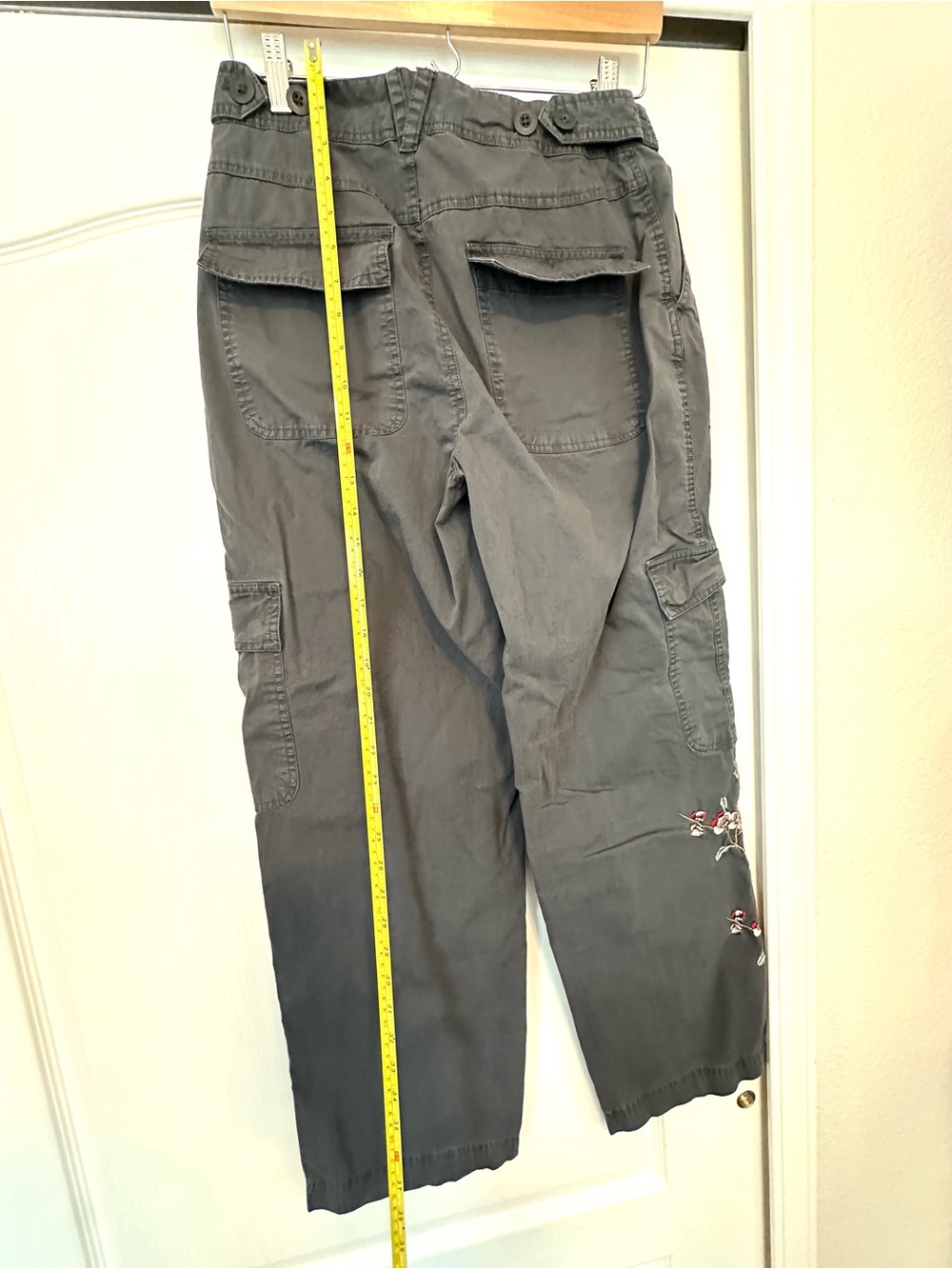 Sundance GORGEOUS EMBROIDERED gray cargo pants for women. Size 6 - Picture 6 of 7